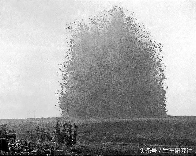 工兵挖隧道埋450吨炸药炸翻整座山 10000德军瞬间被炸死