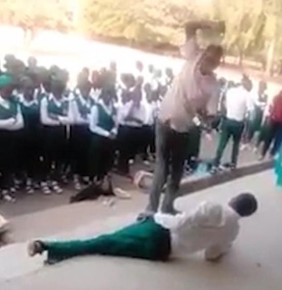 尼日利亚十几名学生排队接受男老师鞭打 众人围观 - 1