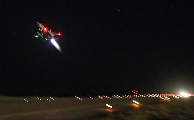 中巴雄鹰-6演习如火如荼 夜幕下在戈壁滩首次展开夜间对抗演练