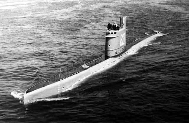 世界潜艇事故（一）：苏联潜艇深陷海底淤泥，脱险后乘员吃烤乳猪