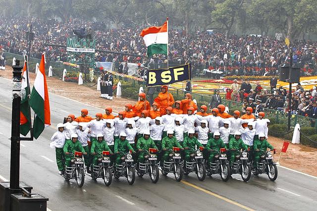 英因军费紧张退役“白头盔” 摩托特技表演只能看印度了