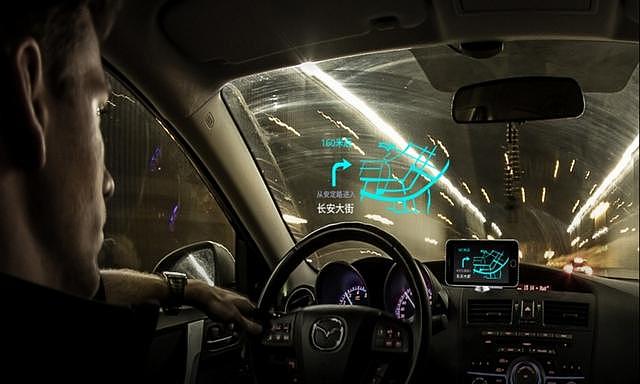 真正投影在风挡玻璃上的HUD，车格斯从抬头显示器切入汽车市场