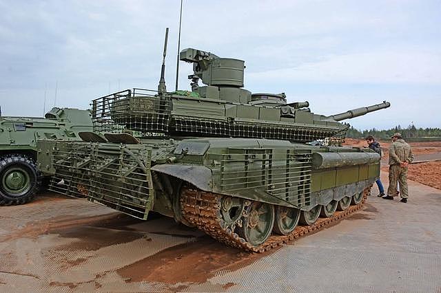 俄版“梅卡瓦”坦克亮相 看上去防护挺全面不知实际怎样