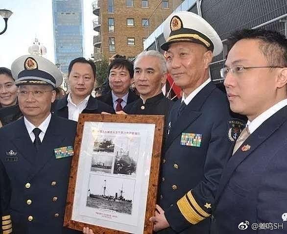 英国华人向海军编队赠送北洋水师战舰照片，中国战舰百年已换新颜