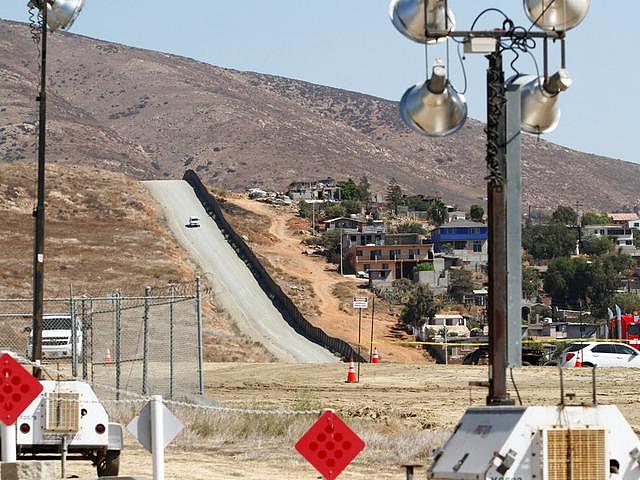 美墨边境“隔离墙”正式开修 8种规格，或用电缆防偷渡