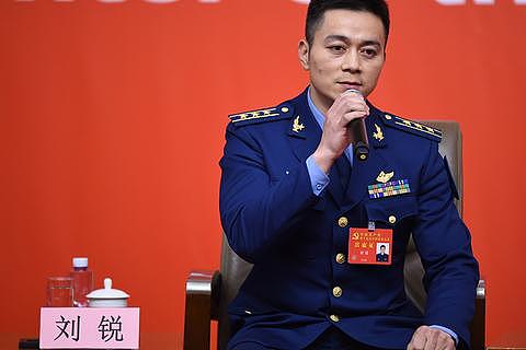 中国共产党十九大军队代表接受集体采访
