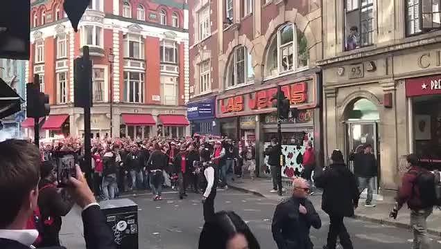 输球不输阵！2万名科隆球迷占领伦敦，霸气行军