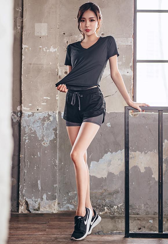 朴多贤，魅力黑色运动短裤，有点像钟丽缇