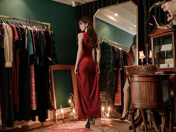 朴洙妍，哈瓦那热情红珊瑚高腰礼裙，抵挡不了的热情魅力