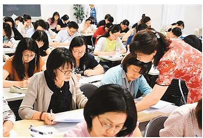 日本学生在认真学习汉语。
