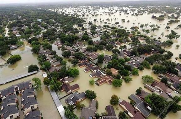 穆托姆博发休斯顿洪灾照片为灾区祈祷