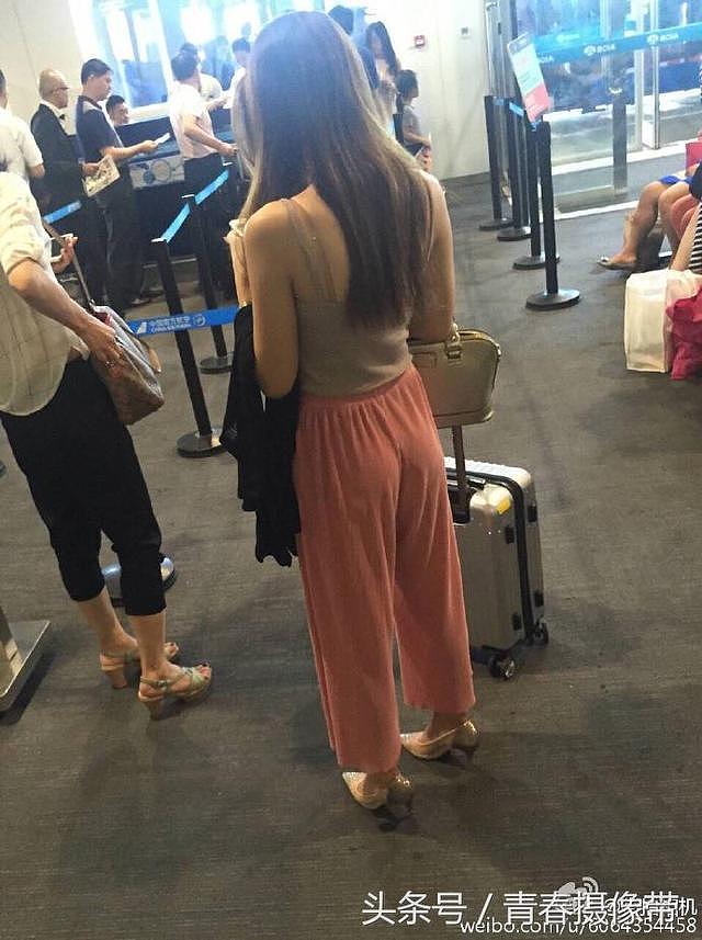机场等候偶遇一粉裙美女！