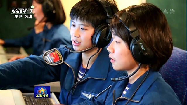 开始独立值班，中国海军高新机的空中女战勤人员首次曝光
