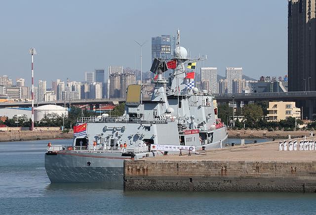 中国舰艇编队离港启航 前往海参崴参加中俄海上联合演习