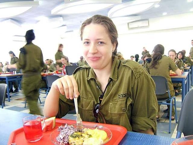 军队伙食是色香味俱全，以色列女兵吃的津津有味令人垂涎