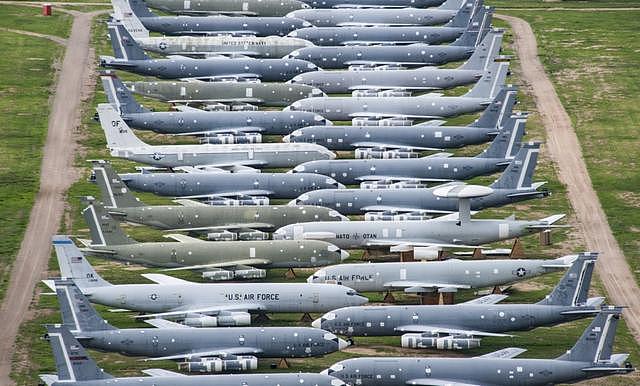 密集恐惧症犯了 美第309航空维护中心封存的各种战机