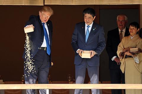 特朗普会晤日本天皇 与安倍喂鱼倒光整盒鱼食