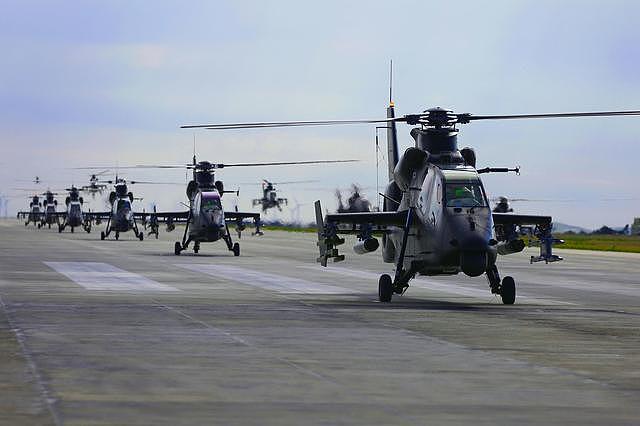 大批机群铺天盖地 陆航旅Z-19直升机群演练低空突防