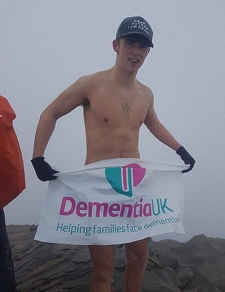英国大学生穿超人内裤登顶千米高峰 为痴呆症募捐 - 2