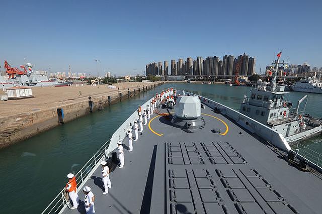 中国舰艇编队离港启航 前往海参崴参加中俄海上联合演习