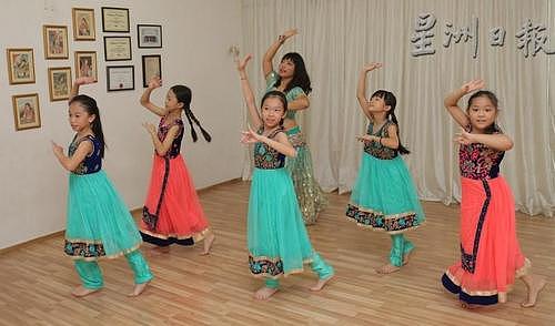 李淑莹交孩子们跳宝莱坞舞蹈。（马来西亚《星洲日报》）