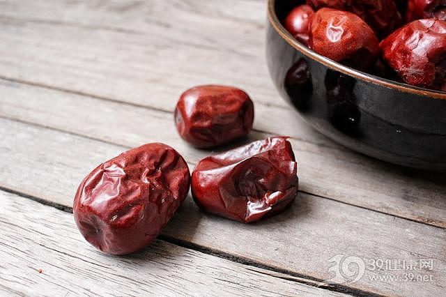 老中医不轻易公开的养胃方法：常吃红枣和花生！