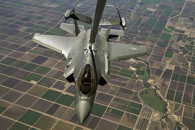 插得很准：美军少见公开先进F-35A战机授油口特写