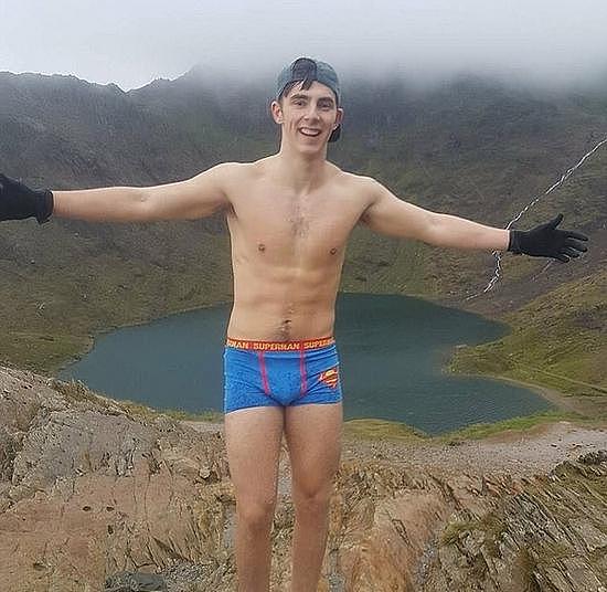 英国大学生穿超人内裤登顶千米高峰 为痴呆症募捐 - 1