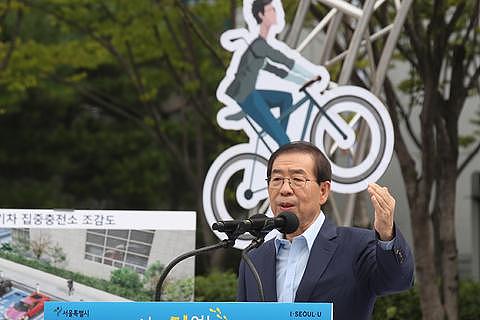 韩国首尔庆祝“无车日” 马路变“黑板报”