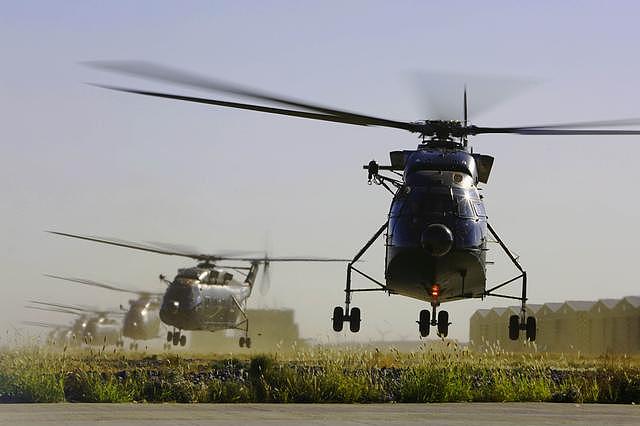 铺天盖地的场面已成常态 陆航数款直升机多科目训练直击
