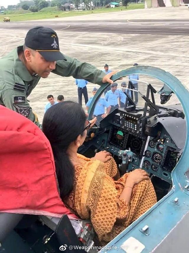 印度女国防部长坐进苏30座舱，坠机王性能已落后中国同型战机