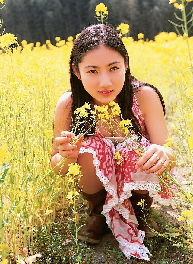 美妙摄影：油菜花丛中的美丽少女