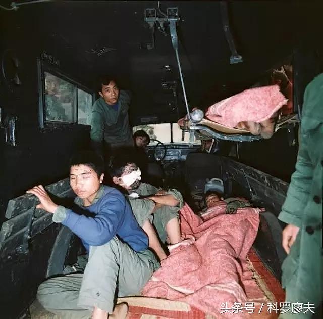 1975年德国摄影师罕见旧照：被越南女兵俘虏的美军飞行员！