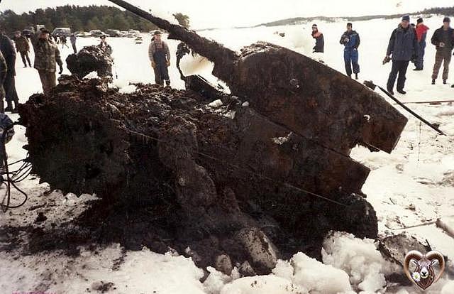 苏联一坦克沉入水底65年，打捞后化腐朽为神奇成纪念碑