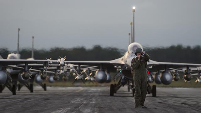 驻日美国空军战备演习 F-16战机上演大象漫步秀肌肉