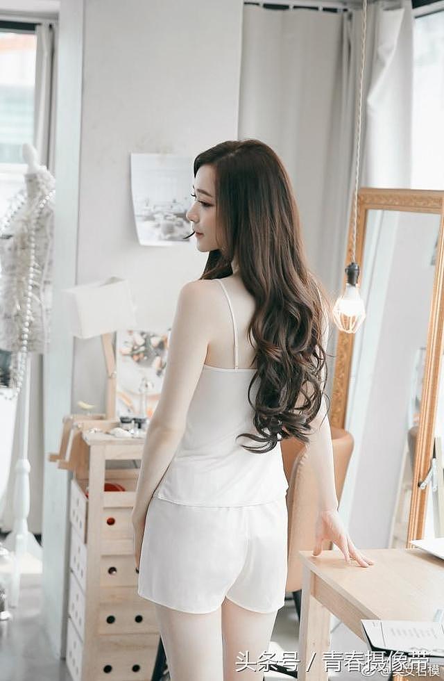 白色的睡裙总让人心神难以平静