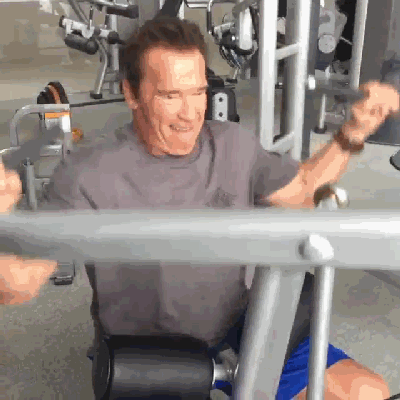 70岁的施瓦辛格，肌肉萎缩了，网友：还练啥肌肉，早晚得消失！