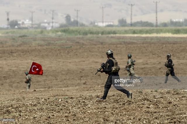 威慑库尔德人不要越过红线，伊拉克特种部队搞出一大动作