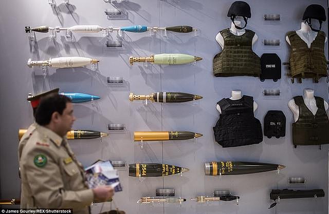 伦敦国际防务展今开幕 众多游客纷纷体验各式武器装备