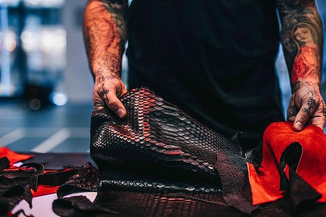 蟒蛇皮纹的 Air Jordan 13 黑红，看起来更奢华了！
