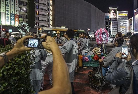 2014年7月16日，日本东京池袋举行灯祭，祭典队列在街头行进。