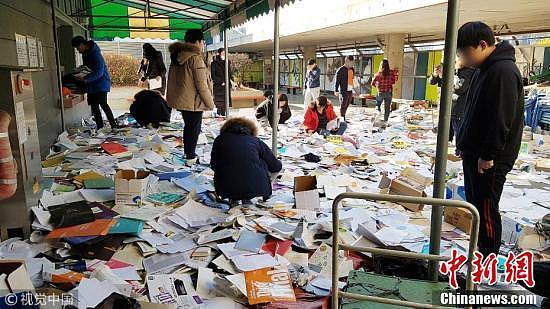 韩高考因地震推迟 学生扔书后又去找回 - 2
