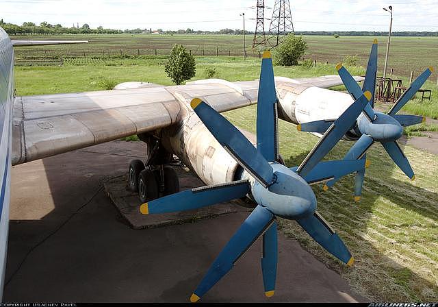 轰炸机军转民，图-95的客机改型图-114是成就辉煌