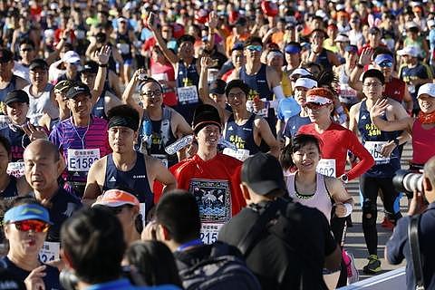北京马拉松正式开跑 选手奇葩造型夺目吸睛