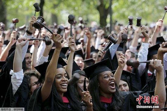 资料图：哈佛大学举行毕业典礼，众多名人荣获名誉学位。