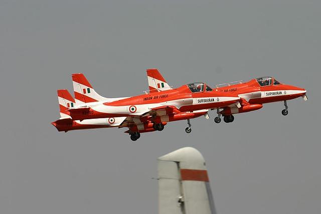 印度空军又摔机了 一架HJT-16教练机坠毁 飞行员安全弹跳