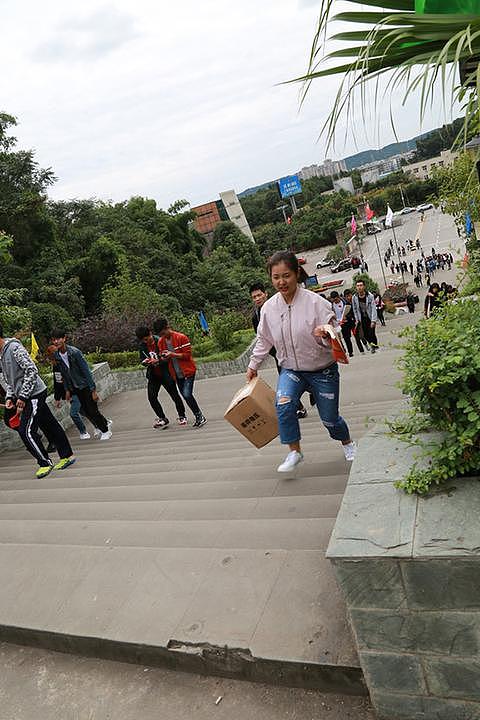 四川高校“天梯”走红 学生爬326级台阶去上课