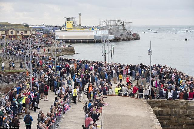 英女王号航母首次抵达朴茨茅斯母港 数千民众兴奋围观
