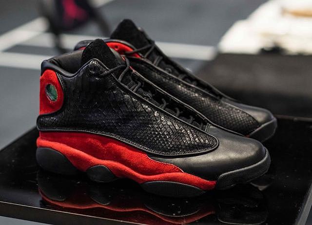 蟒蛇皮纹的 Air Jordan 13 黑红，看起来更奢华了！