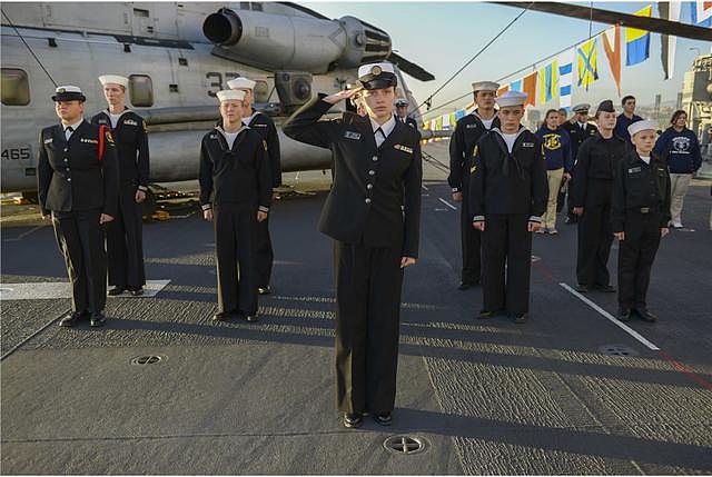 花样不少：美海军庆242岁生日搞“舰队周”军民大联欢